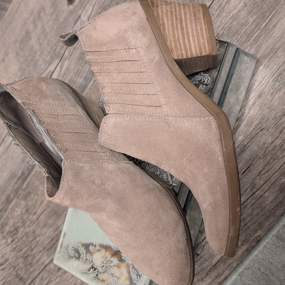 Dolce vita booties. 🐦